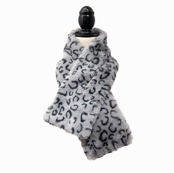 The Accessory Collective Accessories - The Accessory Collective Faux Fur Pull Through Scarf NWT